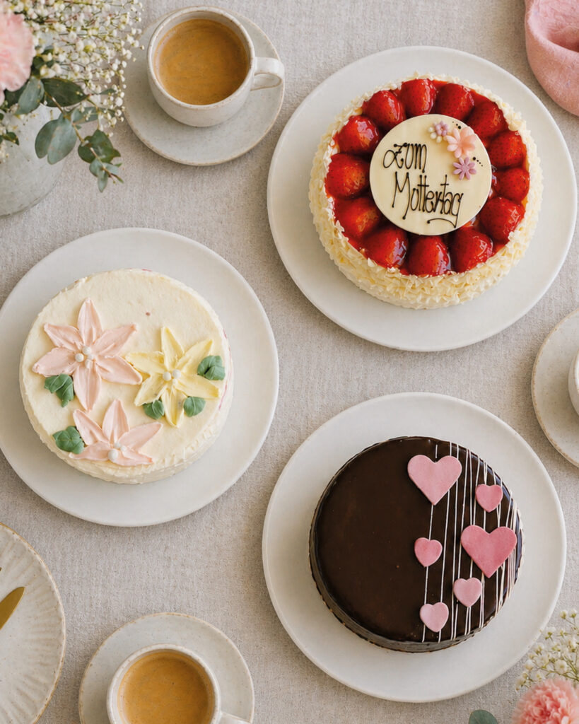 handgemachte Muttertagstörtchen Erdbeer mit Joghurt-Creme, Kirsch-Marzipan, Sacher
